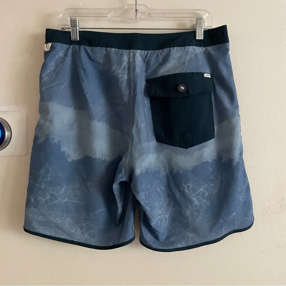 Vuori Men's Ocean Blue Board Shorts size 32